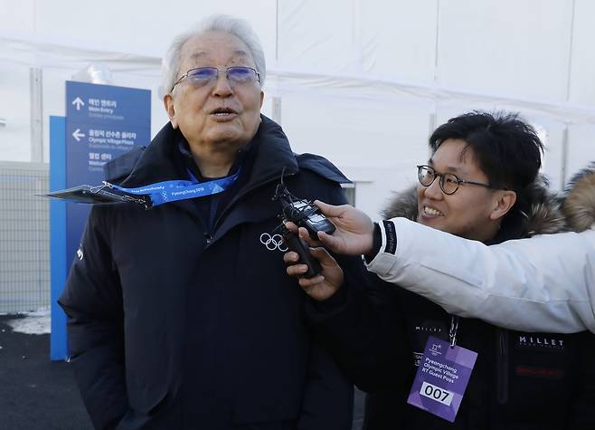 지난 208년 2월 평창올림픽 휴전벽 제막식에서 장웅 북한 IOC 위원이 참석하던 중 한국 취재진 질문에 답변하고 있다. [뉴시스]