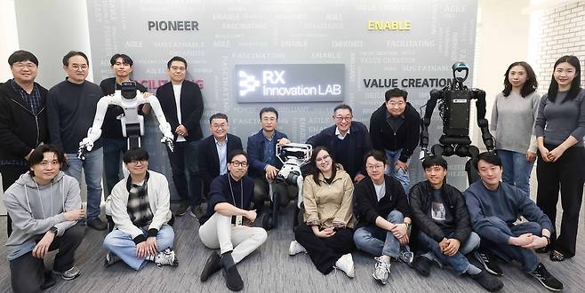 LG CNS RX 이노베이션 랩 출범식에서 현신균(윗줄 오른쪽 네번째) LG CNS CEO(사장)과 임직원들이 기념사진을 촬영하고 있다. [LG CNS 제공]