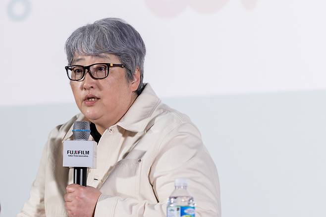 지난 31일 서울 용산구 CGV용산아이파크몰에서 진행된 제27회 전주국제영화제 상영작 발표 기자회견에서 올해의 프로그래머로 선정된 변영주 감독이 기자회견을 하고 있다. [전주국제영화제 제공]