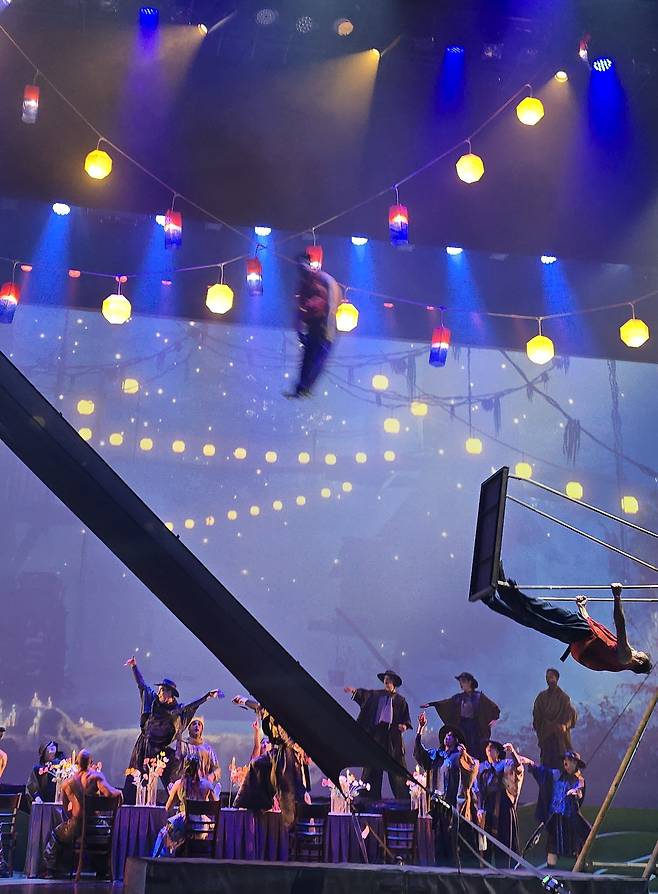 에버랜드 서커스 공연장은 청사초롱으로 불빛을 장식했다. 청사초롱에 닿을 듯 쏘아올려진 서커스단원