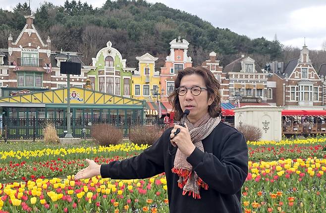 에버랜드의 ‘꽃바람 이박사’ 이준규 파트장이 튤립에 얽힌 많은 스토리를 들려주고 있다.