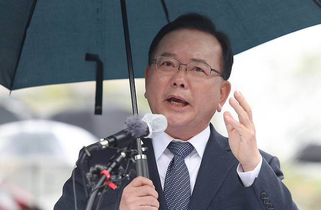 더불어민주당 소속 김부겸 전 국무총리가 30일 오후 대구 중구 동성로 2·28기념중앙공원에서 대구시장 선거 출마를 밝히고 있다. [연합]