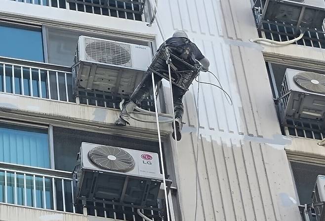 KCC의 아파트 외벽 도장공사 모습. [각사 제공]
