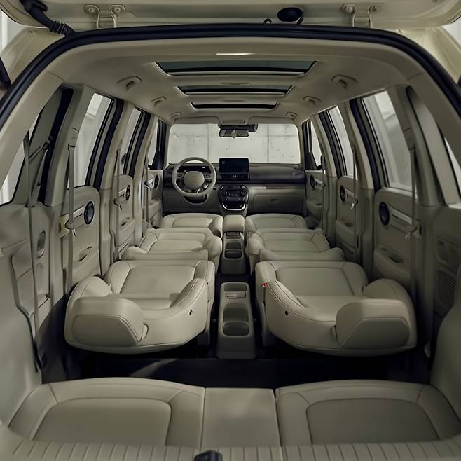 현대차가 SNS에서 만우절날 공개한 캐스퍼 일렉트릭의 고급 리무진 ‘CAAAAASPER’. [현대차 SNS 갈무리]