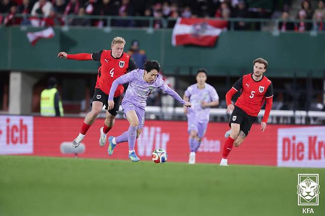 [서울=뉴시스] 31일(현지 시간) 오스트리아 빈 에른스트 하펠 스타디움에서 열린 한국 축구 국가대표팀과 오스트리아의 평가전에서 이강인이 돌파하고 있다. 한국은 이날 경기에서 0-1로 패했다. (사진=대한축구협회 제공) 2026.04.01. photo@newsis.com *재판매 및 DB 금지