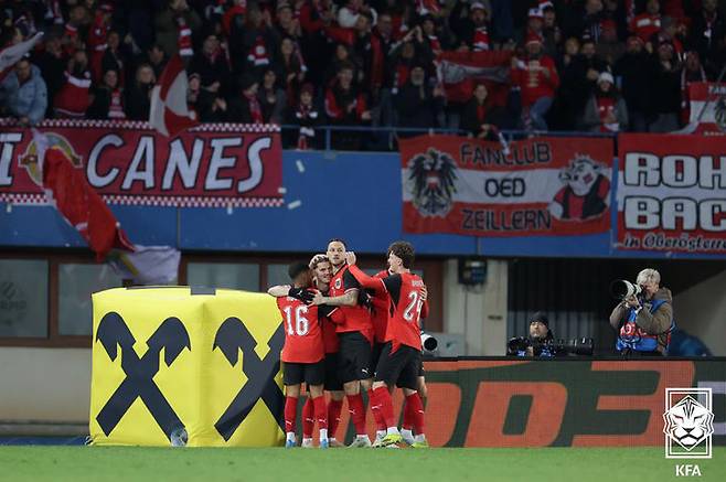 [서울=뉴시스] 31일(현지 시간) 오스트리아 빈 에른스트 하펠 스타디움에서 열린 한국 축구 국가대표팀과 오스트리아의 평가전에서 득점을 한 오스트리아 선수들이 기뻐하고 있다. 한국은 이날 경기에서 0-1로 패했다. (사진=대한축구협회 제공) 2026.04.01. photo@newsis.com *재판매 및 DB 금지
