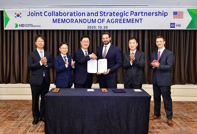 [서울=뉴시스] HD현대와 헌팅턴 잉걸스는 26일 경북 경주 라한셀렉트 호텔에서 상선 및 군함 건조 협력에 관한 합의 각서를 체결했다. (사진=HD현대 제공) 2025.10.26. photo@newsis.com *재판매 및 DB 금지