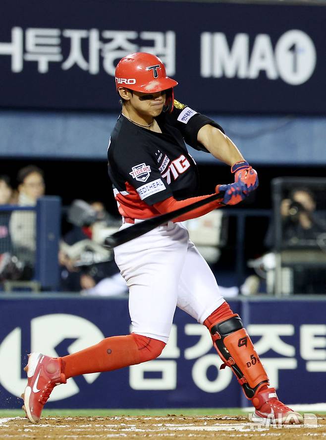 [서울=뉴시스] 김진아 기자 = 31일 오후 서울 송파구 잠실야구장에서 열린 2026 KBO리그 KIA 타이거즈와 LG 트윈스의 경기, 6회초 무사 KIA 김도영이 2루타를 치고 있다. 2026.03.31. bluesoda@newsis.com