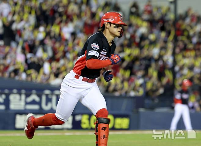 [서울=뉴시스] 김진아 기자 = 31일 오후 서울 송파구 잠실야구장에서 열린 2026 KBO리그 KIA 타이거즈와 LG 트윈스의 경기, 6회초 무사 KIA 김도영이 2루타를 친 뒤 진루하고 있다. 2026.03.31. bluesoda@newsis.com
