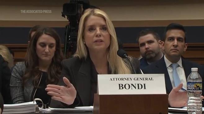 [워싱턴=AP/뉴시스] 팸 본디 법무장관 2월 11일 하원 법사위원회에서 성범죄자 제프리 엡스타인 관련 파일의 공개에 대한 의원들의 질문에 답변하고 있다.2026.04.01. *재판매 및 DB 금지