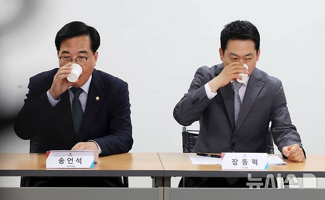 [서울=뉴시스] 홍효식 기자 = 국민의힘 장동혁(오른쪽) 대표와 송언석 원내대표가 1일 오전 서울 마포구 마포자이더센트리지 아파트 단지 내 회의실에서 열린 '세금폭탄·월세폭등·전세실종' 점검 및 '내 집 마련의 자유를' 공약 발표에서 물을 마시고 있다. 2026.04.01. yesphoto@newsis.com