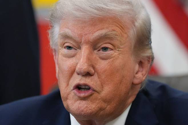 [워싱턴=AP/뉴시스]도널드 트럼프 미국 대통령이 31일(현지 시간) 백악관 집무실에서 행정명령 서명식을 진행한 뒤 취재진에 발언하고 있다. 2026.04.01.