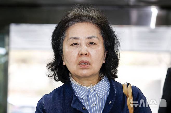 [서울=뉴시스] 정병혁 기자 =  김영선 전 국민의힘 의원이 오세훈 서울시장이 2021년 보궐선거를 앞두고 정치 브로커 명태균씨를 만난 자리에서 이기는 여론조사를 부탁하는 모습을 봤다고 증언했다. 오 시장 측은 이에 대해 명씨의 주장에 맞춰 말을 바꾼 것 아니냐고 추궁했다. 사진은 김 전 의원이 1일 서울 서초구 서울중앙지방법원에서 열린 오세훈 서울시장의 여론조사비 대납 의혹 관련 4차 공판에 증인으로 출석하는 모습. 2026.04.01. jhope@newsis.com