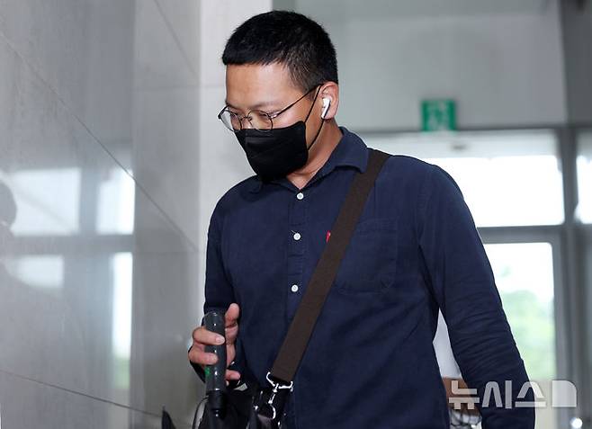 [서울=뉴시스] 김진아 기자 = 염보현 군검사(육군 소령)가 13일 서울 서초구 순직해병 특검 사무실에 피의자 신분으로 출석하고 있다. 2025.08.13. bluesoda@newsis.com