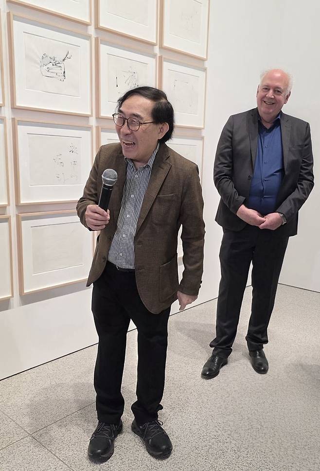 [사진=박현주 미술전문기자]켄 백 하쿠타와  존 호프만 큐레이터. *재판매 및 DB 금지