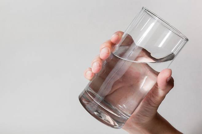 [서울=뉴시스] 영국의 의사 아미르 칸이 몸에 도움을 주는 간단한 '아침 10초 습관'으로 물 한 잔 마시기를 추천했다. (사진=유토이미지)