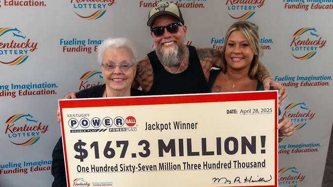 [서울=뉴시스] 미국에서 2500억원이 넘는 복권에 당첨된 50대 남성이 1년도 채 되지 않아 세 차례 체포되며 논란이 일고 있다. (사진=켄터키 복권 공사 홈페이지 캡처) *재판매 및 DB 금지