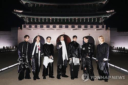 방탄소년단(BTS) 광화문광장 공연 (서울=연합뉴스) 그룹 방탄소년단(BTS)이 21일 서울 광화문 광장에서 정규 5집 '아리랑'(ARIRANG) 발매를 기념해 무료 공연 'BTS 컴백 라이브: 아리랑'(BTS THE COMEBACK LIVE｜ARIRANG)을 열고 있다. 2026.3.21 [빅히트 뮤직/넷플릭스 제공. 재판매 및 DB 금지] photo@yna.co.kr