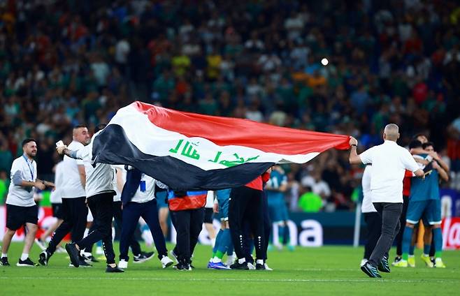 40년 만에 월드컵 본선에 진출한 이라크 볼리비아전 승리로 북중미월드컵 본선행을 확정한 이라크가 그라운드에서 국기를 펼쳐들고 있다 [REUTERS/연합뉴스]