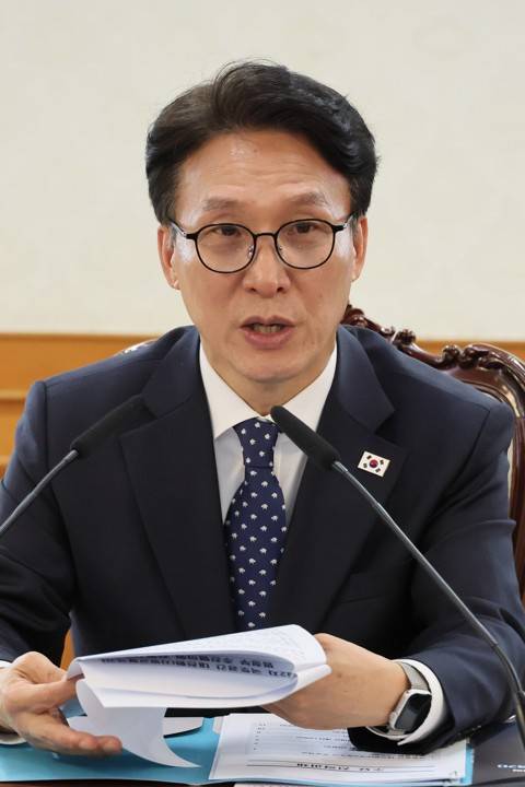 발언하는 김민석 총리 발언하는 김민석 총리 (서울=연합뉴스) 이정훈 기자 = 김민석 국무총리가 1일 서울 종로구 정부서울청사에서 열린 제2차 국토대전환 범정부추진협의회에서 발언하고 있다. 2026.4.1 uwg806@yna.co.kr (끝) <저작권자(c) 연합뉴스, 무단 전재-재배포, AI 학습 및 활용 금지>