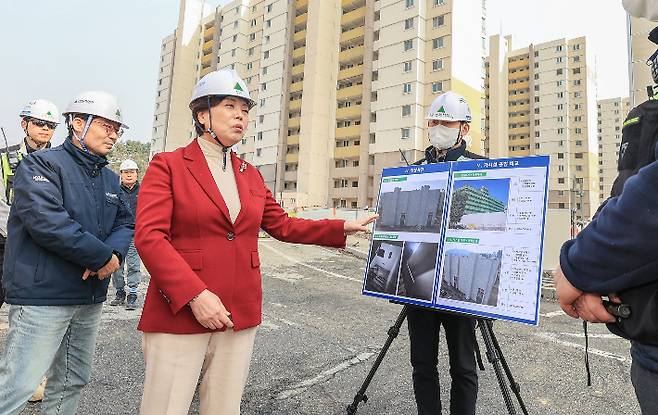 신계용 과천시장이 과천8-9단지 건축물 해체현장을 점검하고 있는 모습. 과천시 제공