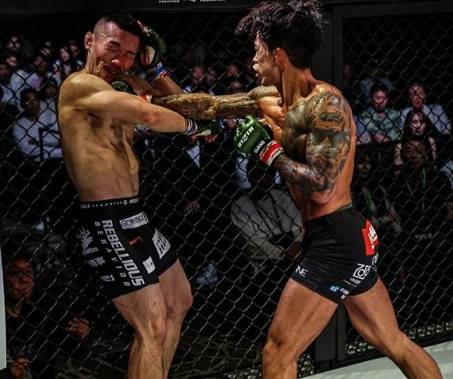 로드 투 UFC 시즌 5에 출전하는 송영재(사진 오른쪽)의 경기 장면. 송영재 SNS 사진 캡처