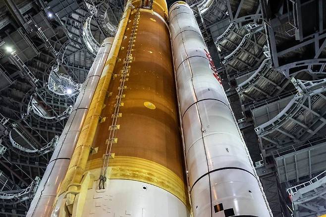 SLS 메인스테이지 양 옆에 설치된 고체 로켓 부스터. NASA/글렌 벤슨