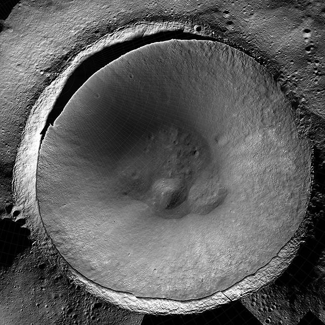 다누리가 섀도캠으로 촬영한 달 남극 섀클턴 분화구. NASA/KARI/애리조나 주립대학교
