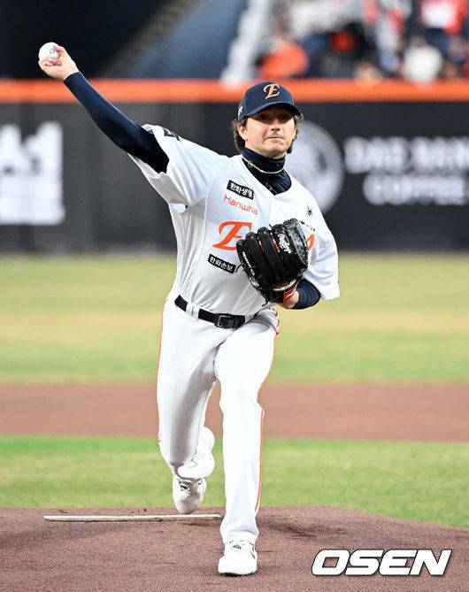 [OSEN=대전, 이대선 기자] 31일 대전 한화생명볼파크에서 2026 신한 SOL KBO리그 한화 이글스와 KT 위즈의 경기가 열렸다.이날 한화는 오웬 화이트, KT는 케일럽 보쉴리를 선발로 내세웠다.1회초 무사에서 한화 선발투수 화이트가 역투하고 있다. 2026.03.31 /sunday@osen.co.kr