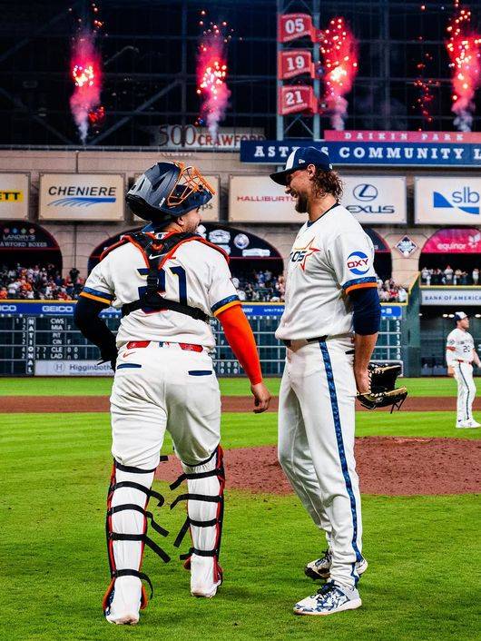 휴스턴 라이언 와이스(오른쪽)가 31일(한국시간) 보스턴전 승리 후 포수 야이너 디아즈와 기뻐하고 있다. /휴스턴 애스트로스 SNS