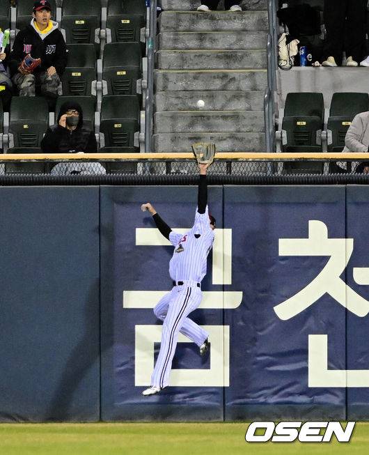 [OSEN=잠실, 지형준 기자] 31일 서울 잠실야구장에서 2026 신한 SOL KBO리그 LG 트윈스와 KIA 타이거즈즈의 경기가 열렸다. 이날 LG는 톨허스트, KIA는 아담 올러를 선발로 내세웠다.4회초 무사 1루에서 LG 홍창기가 KIA 김도영의 홈런성 타구를 점프 캐치하고 있다. 2026.03.31&nbsp;/ jpnews@osen.co.kr