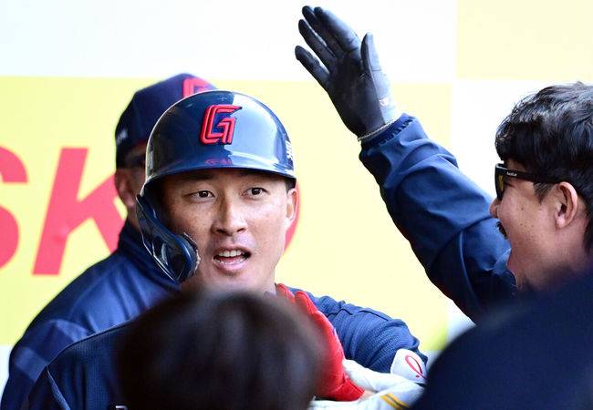 [OSEN=대구, 조은정 기자] 29일 대구삼성라이온즈파크에서 ‘2026 신한 SOL KBO 리그’ 삼성 라이온즈와 롯데 자이언츠의 개막시리즈 경기가 열렸다.개막전 선발 투수로 삼성은 최원태를 롯데는 비슬리를 내세웠다.5회초 롯데 선두타자 노진혁이 우월 홈런을 날린 뒤 더그아웃에서 환영을 받고 있다. 2026.03.29 /cej@osen.co.kr