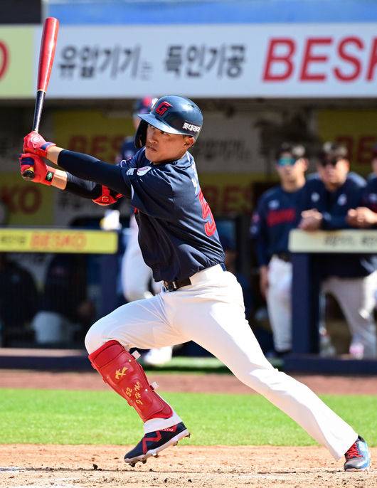 [OSEN=대구, 조은정 기자] 28일 대구삼성라이온즈파크에서 ‘2026 신한 SOL KBO 리그’ 삼성 라이온즈와 롯데 자이언츠의 개막전이 열렸다.개막전 선발 투수로 삼성은 후라도를 롯데는 로드리게스를 내세웠다.4회초 롯데 노진혁이 좌익선상으로 2루타를 날리고 있다. 2026.03.28 /cej@osen.co.kr