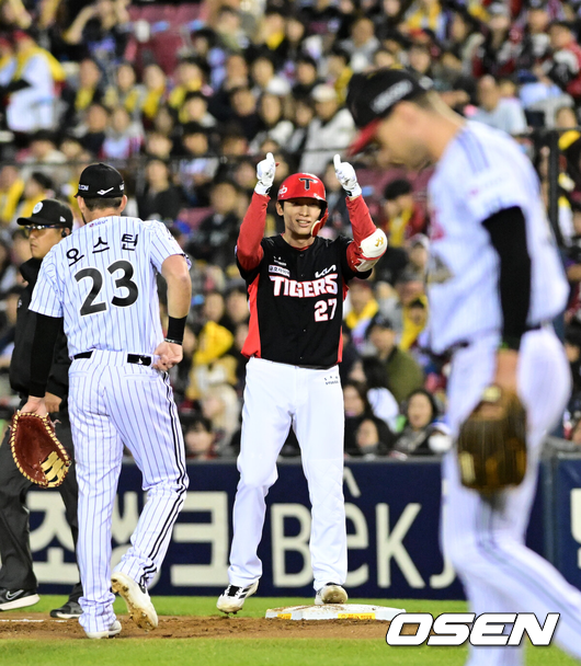 [OSEN=잠실, 지형준 기자] 31일 서울 잠실야구장에서 2026 신한 SOL KBO리그 LG 트윈스와 KIA 타이거즈즈의 경기가 열렸다.이날 LG는 톨허스트, KIA는 아담 올러를 선발로 내세웠다.2회초 2사 1,3루에서 KIA 김호령이 1타점 적시타를 날리며 기뻐하고 있다. 2026.03.31 / jpnews@osen.co.kr