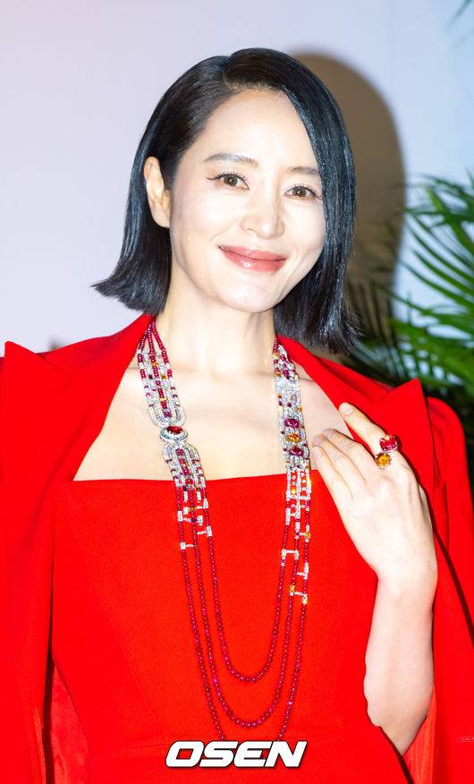 [OSEN=박준형 기자] 13일 오후 조선 팰리스 서울 강남에서 2025 무슈 프레드 아이디얼 라이트 하이주얼리 이벤트 셀럽 포토콜 행사가 진행됐다.이날 행사에는 BTS 진 (브랜드 앰배서더)과 김혜수, 차승원, 이성경, 박세리, 오상욱이 참석했다.김혜수가 입장하고 있다   2025.03.13   / soul1014@osen.co.kr