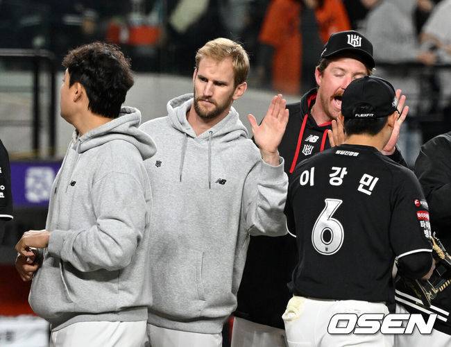 [OSEN=대전, 이대선 기자] 프로야구 KT 위즈가 한화 이글스를 꺾고 개막 3연승을 질주했다.이강철 감독이 이끄는 KT는 31일 대전 한화생명 볼파크에서 열린 2026 신한 SOL KBO리그 한화와의 원정경기에서 9-4로 승리했다. 이날 승리로 KT가 개막 3연승을 질주하며 1위 자리를 지켰고, 한화는 2승1패를 마크하게 됐다.경기 종료 후 KT 보쉴리가 승리의 기쁨을 나누고 있다. 2026.03.31 /sunday@osen.co.kr