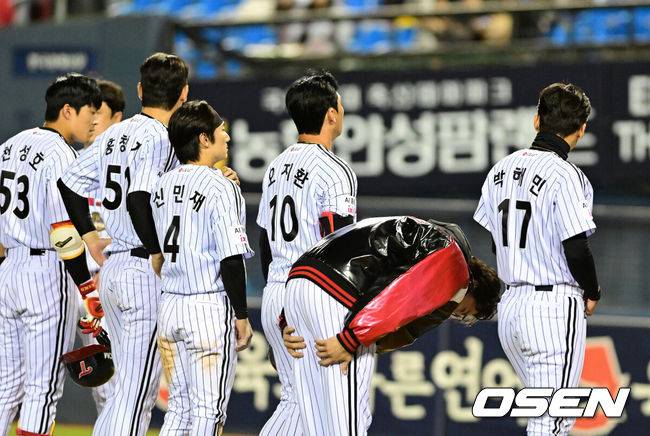 [OSEN=잠실, 지형준 기자] 프로야구 KIA 타이거즈가 개막 2연패에서 탈출했다. 그러나 LG 트윈스는 8년 만에 개막 3연패를 당했다.&nbsp;KIA는 31일 서울 잠실구장에서 열린 2026 KBO리그&nbsp;LG와 시즌 첫 맞대결에서 7-2로 승리했다. 김도영이 투런 홈런 포함 4타수 3안타 1볼넷 3타점으로 활약했다. 카스트로는 2루타 2방을 때리며 2타점을 기록했다.&nbsp;선발투수 올러는 6이닝 동안 단 3안타만 맞고 1볼넷 3탈삼진 무실점으로 승리 투수가 됐다. 경기를 마치고 LG 선수들이 팬들에게 인사를 하고 있다. 2026.03.31&nbsp;/ jpnews@osen.co.kr