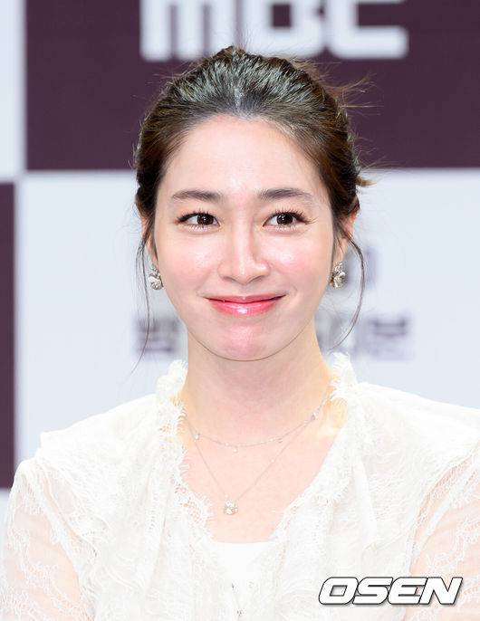 [OSEN=이대선 기자] 11일 오전 서울 마포구 MBC 골든마우스홀에에서 MBC 신규 예능 프로그램 ‘1등들’ 제작발표회가 열렸다.‘1등들’은 대한민국을 뒤흔든 역대 음악 오디션의 최종 우승자들이 모여 진정한 왕좌를 가리는 오디션 끝장전이다.배우 이민정이 취재진의 질문에 미소를 짓고 있다. 2026.02.11 / sunday@osen.co.kr