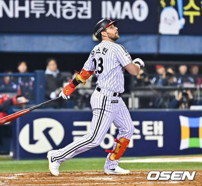 [OSEN=잠실, 박준형 기자] 1일 서울 잠실야구장에서 2026 신한 SOL KBO리그 LG 트윈스와 KIA 타이거즈의 경기가 열렸다. 이날 LG는 송승기를, KIA는 양현종을 선발로 내세웠다.6회말 1사 만루 LG 오스틴이 희생플라이를 날리고 있다.   2026.04.01 / soul1014@osen.co.kr