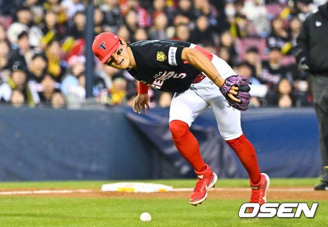 [OSEN=잠실, 박준형 기자] 1일 서울 잠실야구장에서 2026 신한 SOL KBO리그 LG 트윈스와 KIA 타이거즈의 경기가 열렸다. 이날 LG는 송승기를, KIA는 양현종을 선발로 내세웠다.1회말 2사 1,3루 LG 구본혁의 1타점 기습번트안타때 KIA 김도영 3루수가 공을 놓친뒤 아쉬워하고 있다.  2026.04.01 / soul1014@osen.co.kr