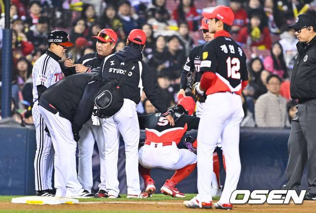 [OSEN=잠실, 박준형 기자] 1일 서울 잠실야구장에서 2026 신한 SOL KBO리그 LG 트윈스와 KIA 타이거즈의 경기가 열렸다. 이날 LG는 송승기를, KIA는 양현종을 선발로 내세웠다.8회말 엘 박동원 타구를 수비하던 도중 다친 KIA 김도영이 몸 상태를 살피고 있다.     2026.04.01 / soul1014@osen.co.kr