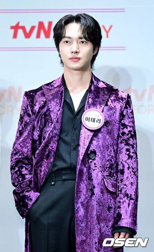 [OSEN=최규한 기자] 4일 오후 서울 라마다서울신도림호텔에서 tvN STORY ‘잘생긴 트롯’ 제작발표회가 열렸다.‘잘생긴 트롯’은 연예계 대표 12명의 남자 스타들이 트롯에 진정성을 가지고 도전하는 신(新) 음악 예능이다.배우 이태리가 포토타임을 하고 있다. 2025.02.04 / dreamer@osen.co.kr