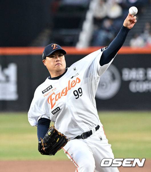 [OSEN=대전, 이대선 기자] 1일 대전 한화생명볼파크에서 2026 신한 SOL KBO리그 한화 이글스와 KT 위즈의 경기가 열렸다.이날 한화는 류현진, KT는 고영표를 선발로 내세웠다.1회초 무사에서 한화 선발투수 류현진이 역투하고 있다. 2026.04.01 /sunday@osen.co.kr