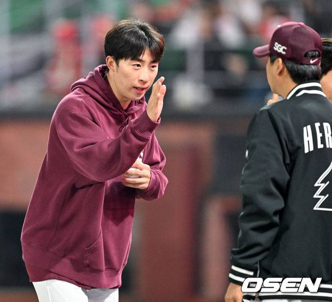 [OSEN=인천, 민경훈 기자] 1일 인천 SSG랜더스필드에서 ‘2026 신한 SOL KBO리그’ SSG 랜더스와 키움 히어로즈의 경기가 열렸다. 경기를 마치고 배동현이 키움 설종진 감독과 하이파이브를 하고 있다. 2026.04.01&nbsp;/ rumi@osen.co.kr