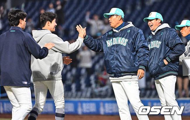 [OSEN=창원, 이석우 기자] 31일 창원NC파크에서 2026 신한 SOL KBO 리그 NC 다이노스와 롯데 자이언츠의 경기가 열렸다. 홈팀 NC는 토다가, 방문팀 롯데는 박세웅이 선발 출전했다. NC 다이노스 이호준 감독이 9-2로 승리한 후 기쁨을 나누고 있다. 2026.03.31 / foto0307@osen.co.kr