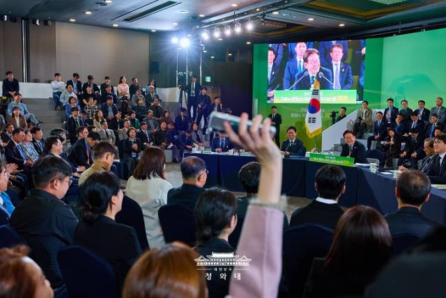 ▲지난 30일 이재명 대통령의 제주 타운홀 미팅에서 한 참가자가 질문을 위해 손을 들고 있다.ⓒ청와대