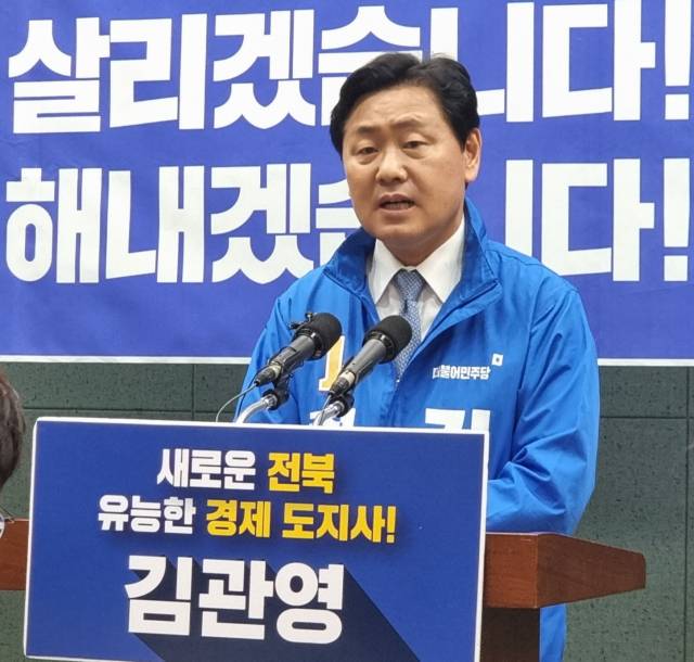 ▲김관영 더불어민주당 전북도지사 후보가 공식 선거운동을 하루 앞둔 18일 오전 전북도의회 브리핑룸에서 기자회견을 하고 있다. ⓒ프레시안(김대홍)