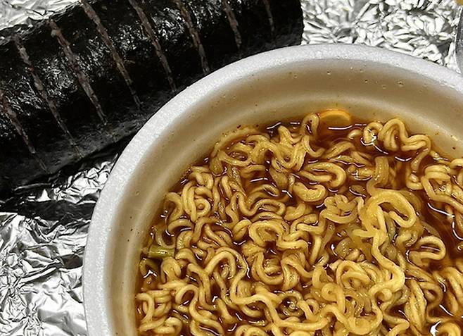 컵라면과 삼각김밥 같은 인스턴트 식품은 혈당을 빠르게 상승시켜 식후 졸음과 피로를 유발할 수 있다. 게티이미지