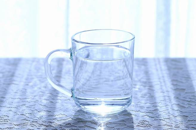 기상 직후 물 한 잔은 밤사이 부족해진 수분을 보충하고 신진대사를 깨우는 데 도움을 줄 수 있다. 게티이미지