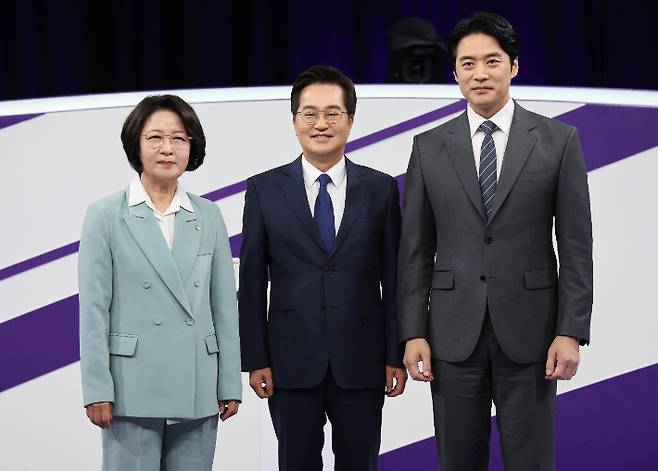 더불어민주당 추미애, 김동연, 한준호 경기지사 예비후보가 지난달 30일 서울 마포구 상암동 MBC 신사옥에서 열린 합동토론회에서 기념 촬영을 하고 있다. 연합뉴스